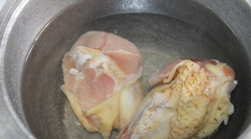 1. Этап. Суп со щавелем и крапивой: Курицу поставьте вариться в воде.