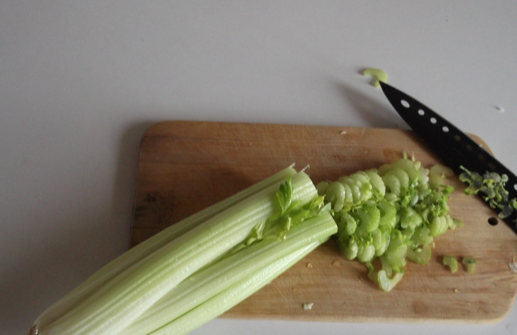 1. Этап. Салат из черешкового сельдерея: Также мелко нарезаем черешковый сельдерей.