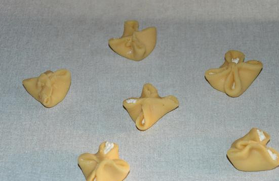 1. Этап. Печенье Конвертики с творогом: И соедините края теста как на фото. У вас получатся симпатичные конвертики с творожной начинкой. Противень для выпекания застелите пергаментом, разместите конвертики и выпеките в течение 15 минут при 180 градусах. Можно кушать прямо с пылу с жару.