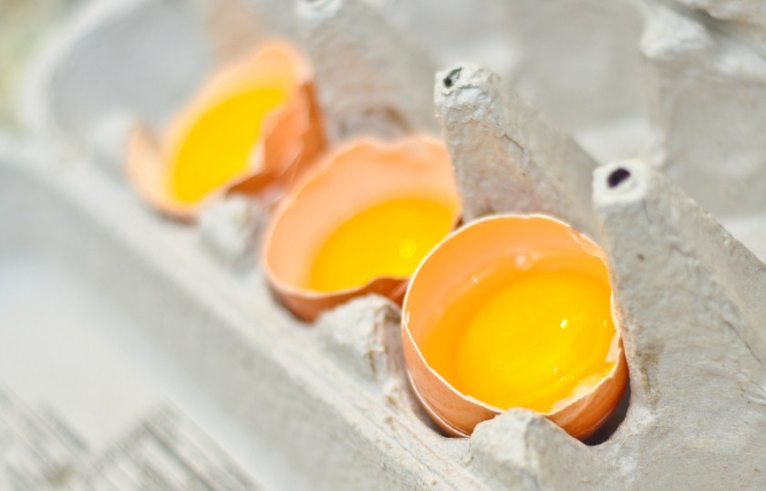 1. Этап. Безе без сахара: Отделяем белки от желтков.