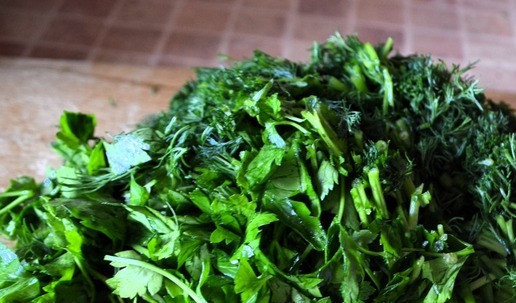 1. Этап. Окрошка с курицей: Мелко нарезать петрушку и укроп.