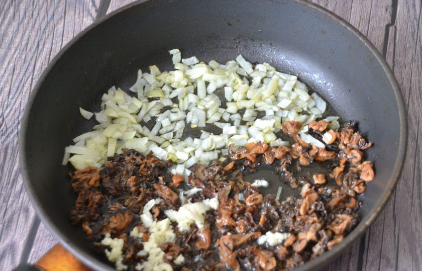 1. Этап. Польпетте: На растительном (оливковом) масле обжарьте грибы и измельченный лук, после чего добавьте выдавленный через пресс чеснок, влейте белое сухое вино. Потушите около 5 минут, за это время выпарятся пары алкоголя.