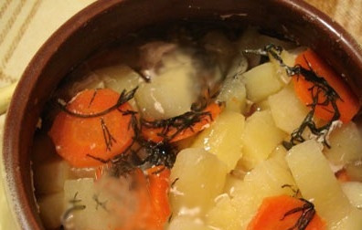 1. Этап. Куриный суп в горшочке: 5. Затем выкладываем морковь в горшочек к картофелю и курице. Солим, перчим по вкусу, добавляем 2 лавровых листика и немного мелко нарезанного укропа либо петрушки.