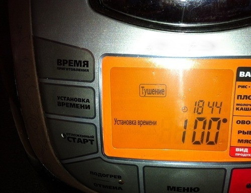 1. Этап. Баклажанная икра в мультиварке: Теперь вам необходимо тщательно перемешать все ингредиенты, посолить и поперчить их по вкусу. Вы можете добавлять любые травы и специи на свое усмотрение. Установите программу 