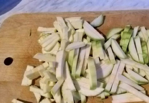 1. Этап. Курица с кабачком: Кабачок очистить, нарезать соломкой, посолить.