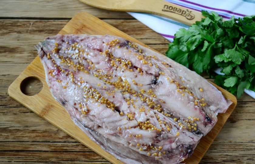 1. Этап. Запеченная скумбрия с орехово-сырной начинкой: На филе выложите горчицу, распределите ее ровным слоем.