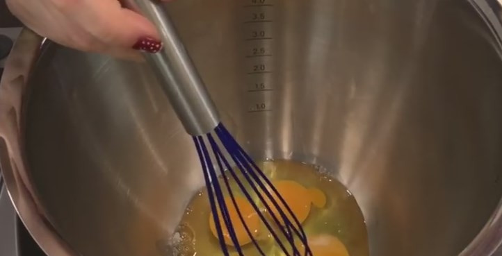 1. Этап. Домашние макароны: 1. Яйца не нужно взбивать в пену, надо просто их перемешать венчиком.