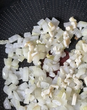 1. Этап. Куриное филе с брокколи и булгуром: На большой сковородке обжарить на одной столовой ложке масла лук до прозрачности, добавить чеснок и жарить 1-2 минуты.