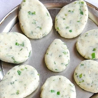 1. Этап. Картофельные котлеты: 3. Хорошенько перемешайте фарш, затем слепите котлеты. Получится 8-10 штук.