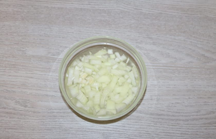 1. Этап. Салат Графский: Лук порежьте мелкими кубиками. Замаринуйте в уксусе с добавлением небольшого количества воды и сахара.