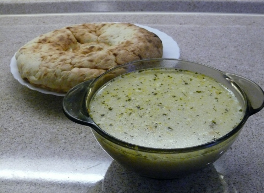 1. Этап. Гречневый суп с говядиной: Отправляем гречку в суп, а также режем зелень. За 5 минут до конца варки добавляем зелень и специи. Наш гречневый суп с говядиной готов! Подавать можно со сметаной. Приятного аппетита!