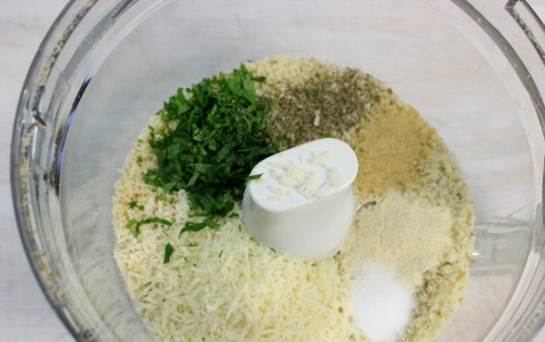 1. Этап. Куриное филе в сухарях: Добавить соль, перец, чесночный порошок, луковый порошок, и тертый сыр Пармезан. Снова взбейте.