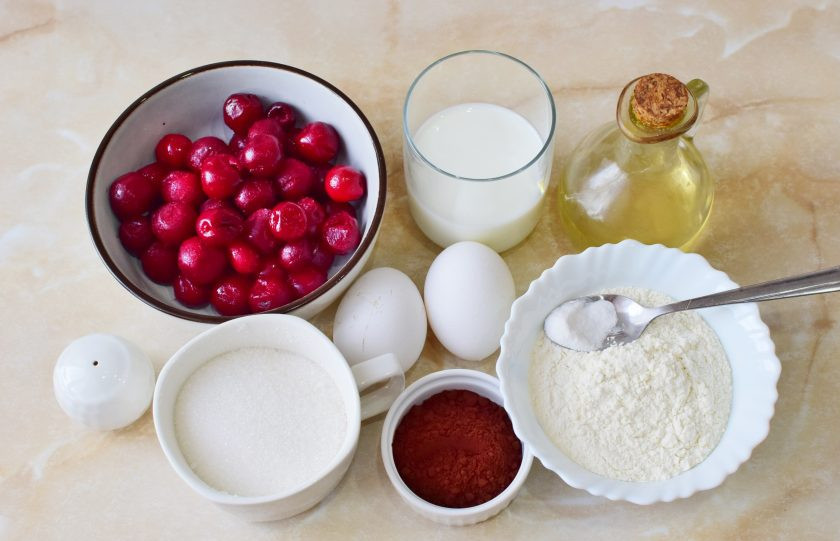 1. Этап. Кекс с вишней в микроволновке: Для приготовления кекса подготовьте необходимые ингредиенты. Ягоды можно взять как свежие, так и замороженные.