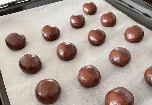 1. Этап. Шоколадно-кофейное печенье: Посредством деления на 2, получаем 16 кусочков, скатываем их в шарики. Выпекаем при температуре 180 градусов 15 минут.