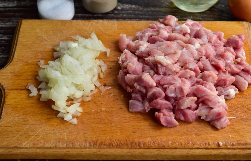 1. Этап. Оладьи из рубленой свинины: Нарежьте мелко свинину и репчатый лук.