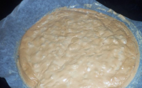 1. Этап. Бисквитный торт с коньяком: Готовим слой из безе. Взбиваем белки с неполным стаканом сахарного песка. Выпекаем 3 часа при температуре 110 градусов.