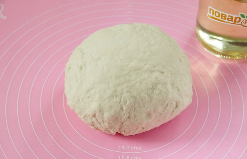 1. Этап. Узбекские слоеные лепешки: Замесите тесто. Соберите тесто в шар, накройте чистым полотенцем и дайте полежать 30 минут.