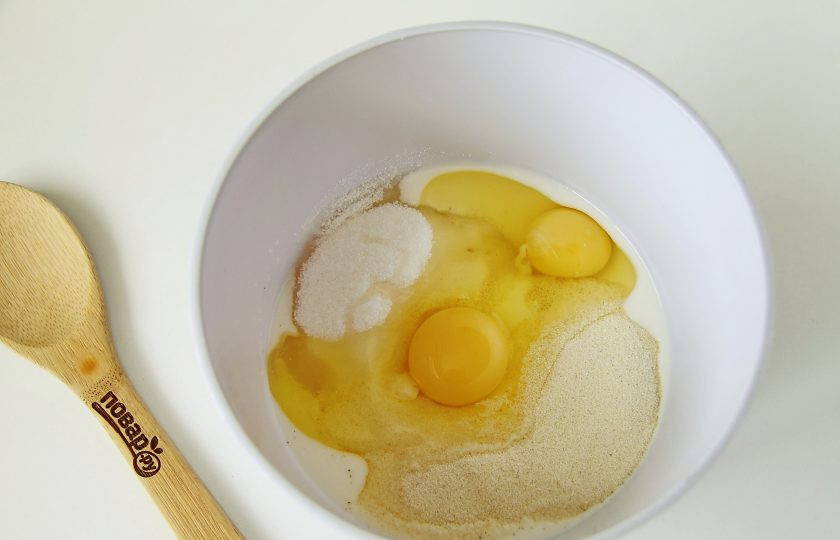 1. Этап. Манник-стаканник: Соедините в глубокой миске яйца, кефир, сахар и манку.