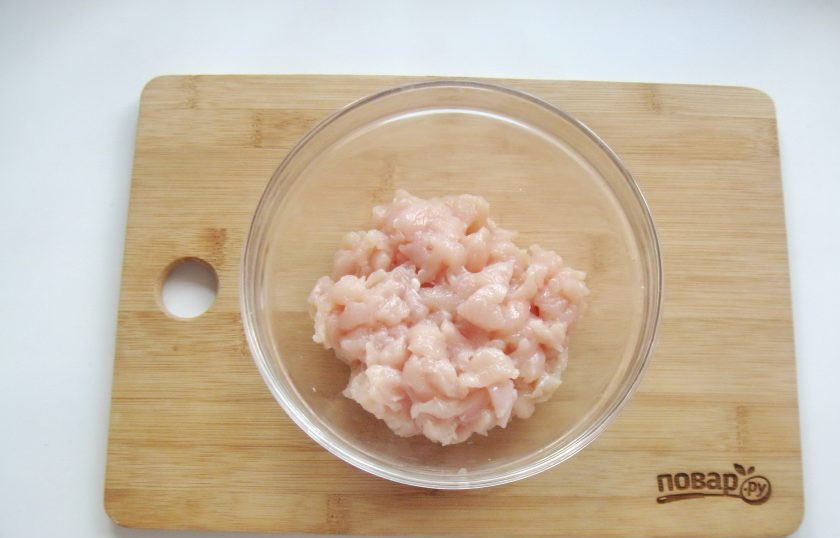 1. Этап. Куриные оладьи с морковью: Куриное филе помойте и мелко нарежьте. Выложите в глубокую миску.
