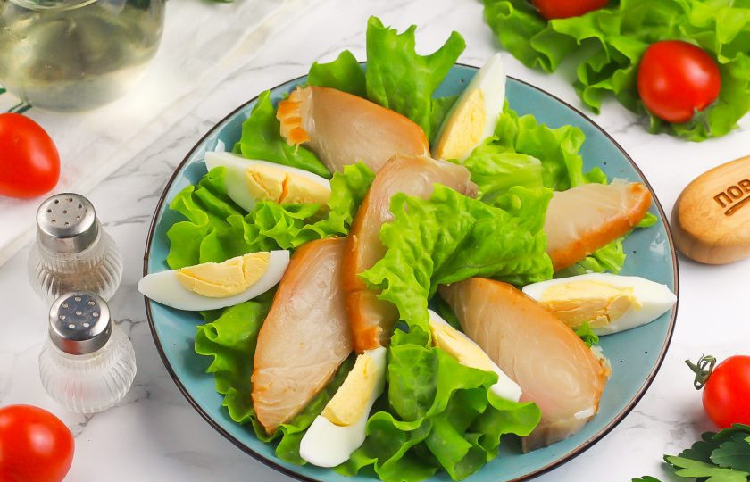 1. Этап. Салат с копченой треской и авокадо: Нарежьте копченую треску, удаляя косточки, хребет. Выложите между листьев салата.