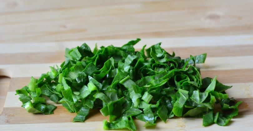 1. Этап. Окрошка из кефира с щавелем: Щавель промываем, просушиваем и мелко рубим.