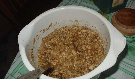 1. Этап. Армянская пахлава: 6. Отделенные ранее белки выложите в глубокую мисочку. Добавьте сахар и орешки. Все аккуратно перемешайте. Все, начинка готова!