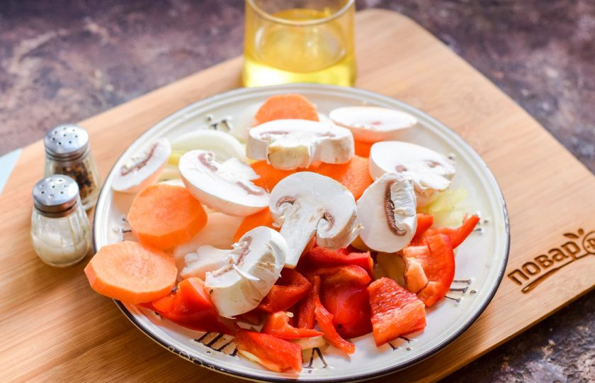 1. Этап. Перепелка с овощами в духовке: Шампиньоны сполосните и нарежьте небольшими пластинами.