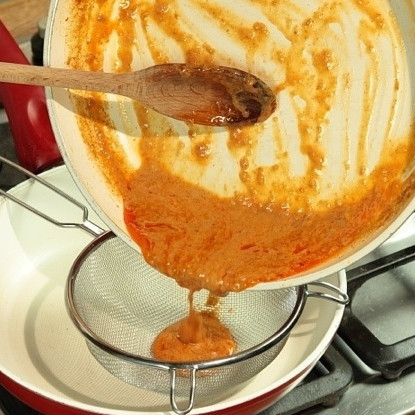 1. Этап. Баранина тушеная в соусе: Процеживаем соус через сито.