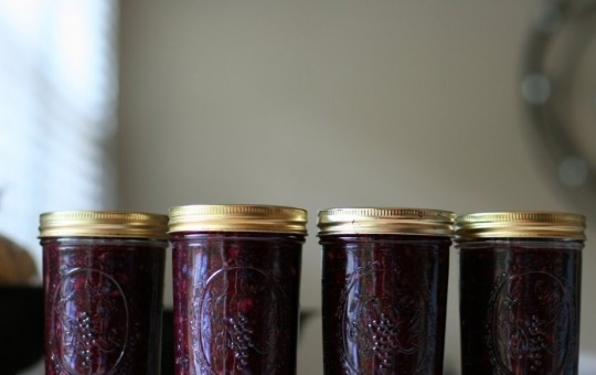 1. Этап. Джем из черники: Затем баночки и контейнеры закупориваем и отправляем либо в морозилку, либо в холодильник. Если в морозилку, то используйте пластиковые контейнеры. В холодильнике джем из черники хранится до 3 недель, в морозильнике год. Готово!