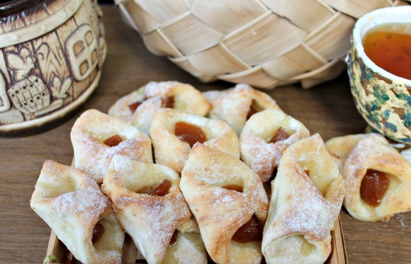 1. Этап. Творожное печенье с фруктами: Творожное печенье с фруктами готово. По желанию можно посыпать сахарной пудрой. Приятного чаепития!