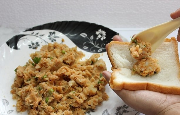 1. Этап. Оригинальная закуска из картофеля: 6. В центр выложите 1-2 ложки картофельного пюре.