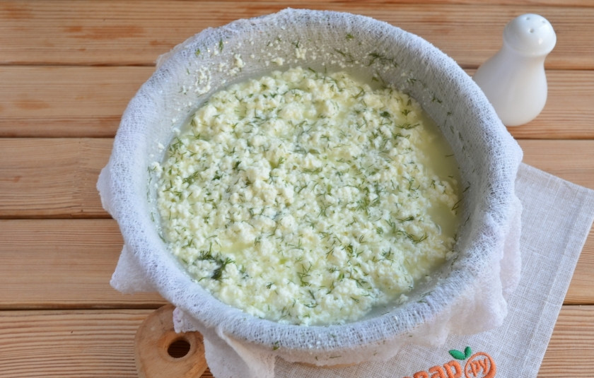 1. Этап. Домашний сыр из молока и сметаны: Откиньте массу на марлю, сложенную в несколько слоев. Отцедите сыр от жидкости.