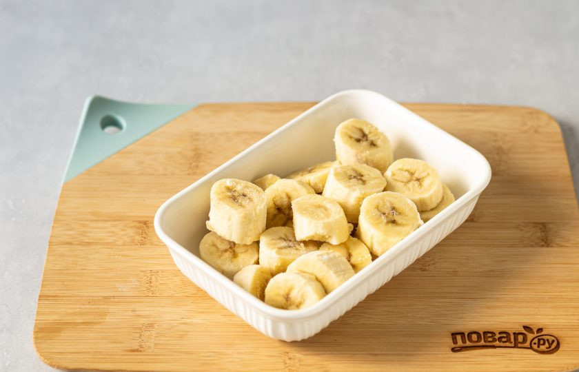 1. Этап. Домашнее мороженое без сахара: Бананы нарежьте кружочками, уберите в морозилку на 8 часов.