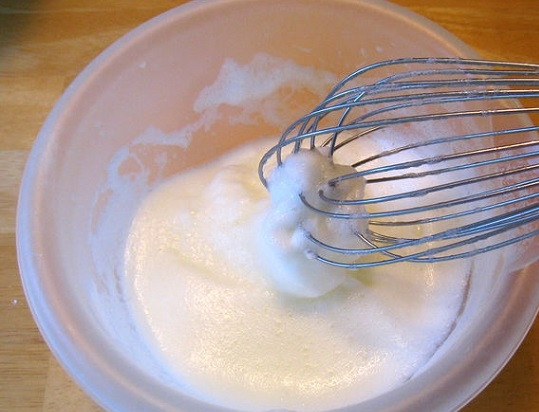 1. Этап. Тесто на вафли в вафельнице: 2. Отделите белки от желтков. Взбейте их отдельно.