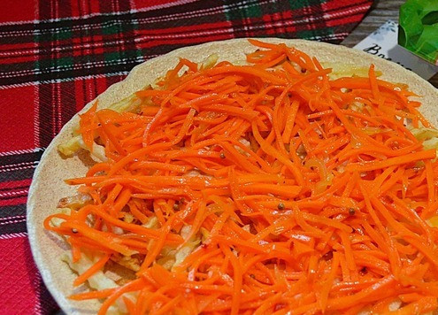 1. Этап. Теплый салат с печенью индейки: Выложить горячий картофель на блюдо для подачи, на него сразу разложить 2/3 моркови.