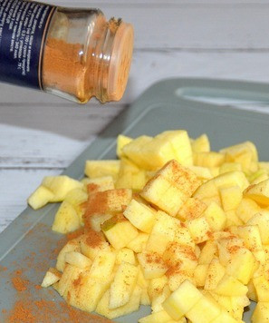 1. Этап. Слойки с яблоками и миндалем: Яблоки очистить нарезать не сильно мелкими кусочками и присыпать корицей.