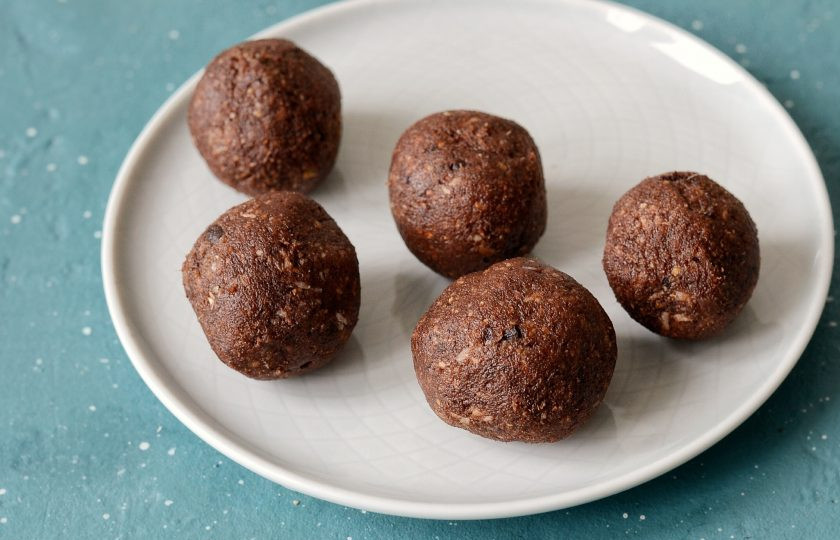 1. Этап. Конфеты из фиников и орехов без сахара: Скатайте из получившейся массы шарики.