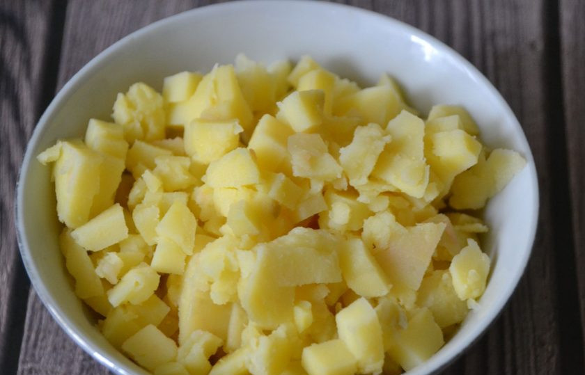 1. Этап. Салат Манон: Картофель лучше порезать кубиком, хотя, по желанию, можно натереть на крупной терке.