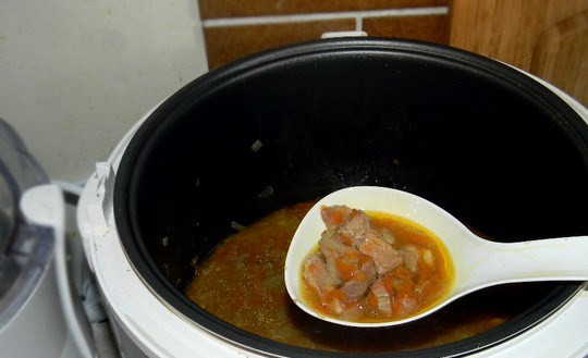 1. Этап. Cвинина в мультиварке Редмонд: Если мясо жестковатое, выставляем тот же режим еще на полчаса.