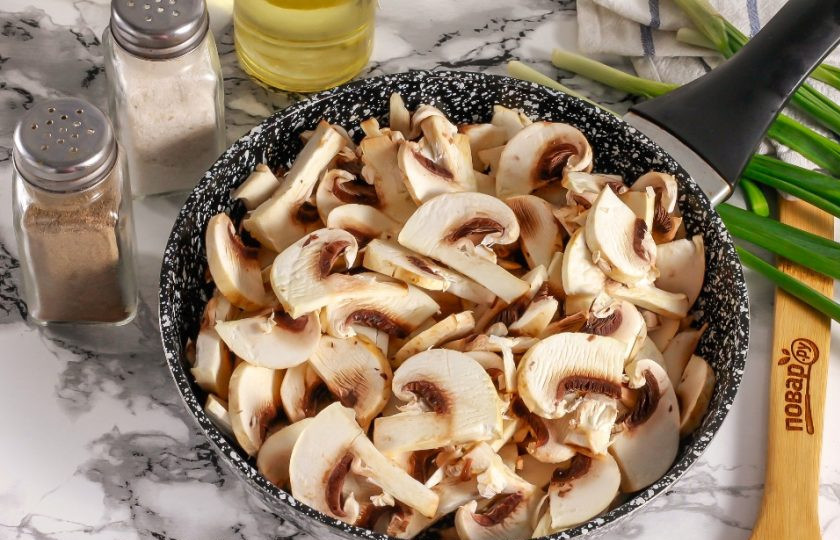 1. Этап. Грибная начинка для блинов: В сковороде с высокими бортиками разогрейте растительное масло и выложите в него грибную нарезку. Обжарьте примерно 2-3 минуты без перемешивания.