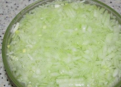 1. Этап. Салат из кальмаров и лука: 4. Очистите луковицу, очень мелко порежьте ее. Залейте кипятком и оставьте минут на пять.