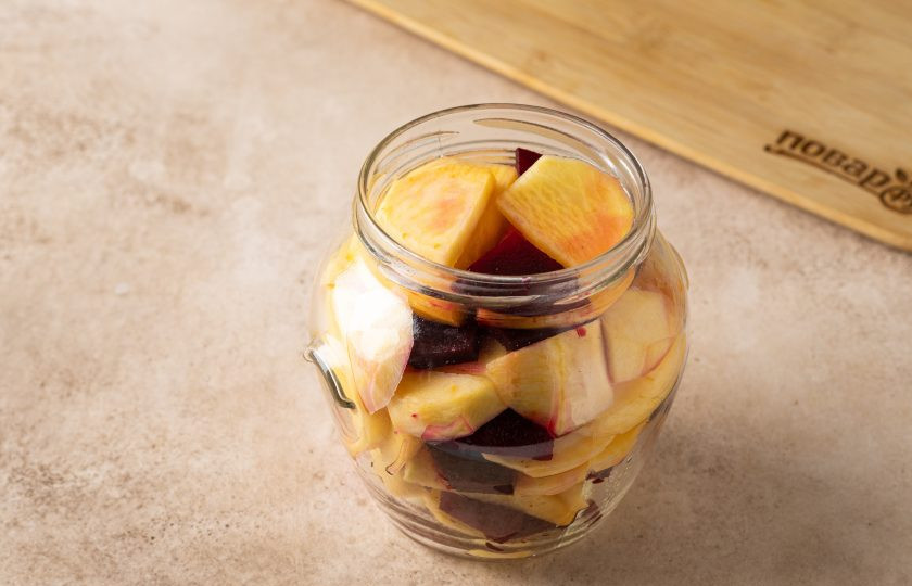 1. Этап. Репа на зиму: На дно чистой стерилизованной банки выложите очищенный чеснок и выложите слоями репу со свеклой.