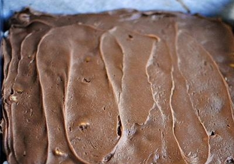 1. Этап. Шоколадные пирожные с орехами пекан: Сверху нужно нанести глазурь. Для её приготовления растворите оставшееся сливочное масло, добавьте в него молоко и вторую половину какао. Доведите до кипения и соедините смесь с сахарной пудрой и щепоткой соли. Взбейте глазурь с помощью миксера и нанесите поверх орехов. Поставьте форму в холодильник на пару часов, затем разрежьте пирожное на порции.