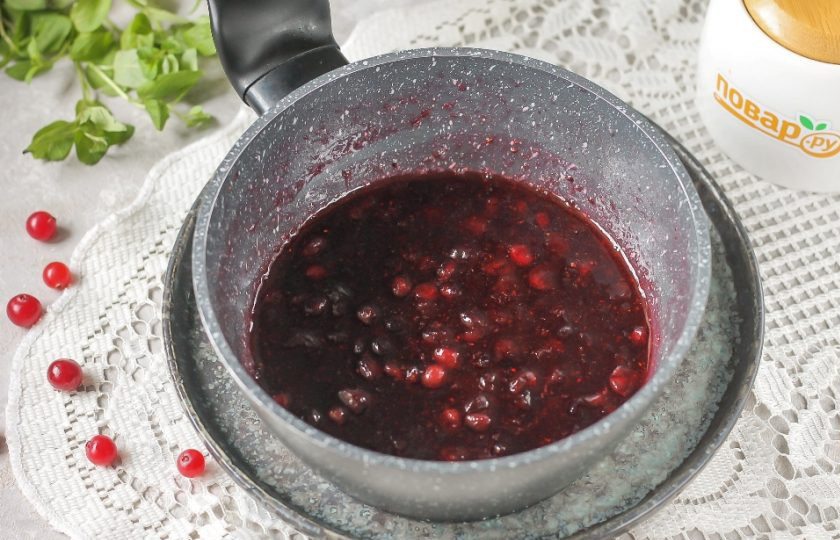 1. Этап. Медово-клюквенный конфитюр: Помните о том, что конфитюр еще загустеет после остывания. Выключите нагрев, когда густота десерта будет вас полностью устраивать. Не забудьте попробовать его на вкус.