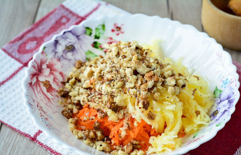 1. Этап. Салат с орешками: Добавьте орешки в салат.