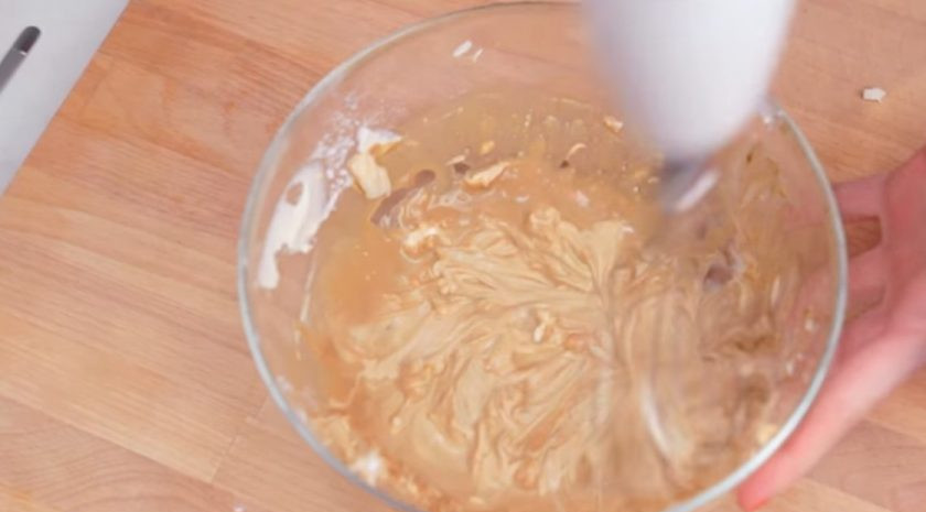 1. Этап. Нежнейший мусс Тирамису: 1. Для начала добавьте к маскарпоне ванилин и сахарную пудру. Хорошо все взбейте с помощью миксера. Затем растворите кофе в 2 ст. ложках горячей воды и добавьте к сыру. Снова хорошо взбейте миксером.