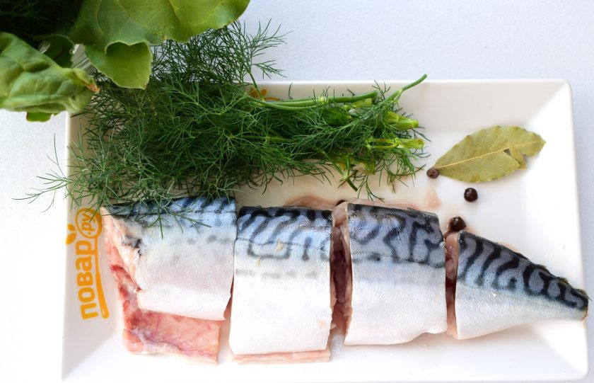 1. Этап. Ботвинья по старорусскому рецепту: Скумбрию выпотрошите, промойте под холодной водой, удалите плавники, разрежьте на крупные куски.