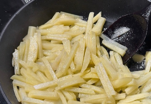 1. Этап. Лисички с картошкой: Картошку нарезать брусочками и, как обычно, на растительном масле жарить до почти готовности.