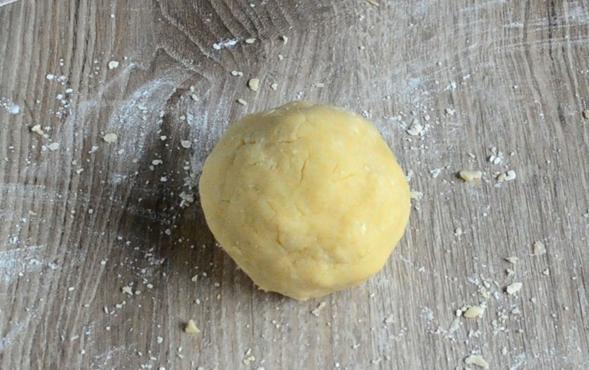 1. Этап. Новогоднее печенье Петушки: Все хорошенько перемешайте как можно быстрее и с как можно меньшим количеством движений, чтоб масло не растаяло и не потекло. Из теста сформируйте шар, заверните в пищевую пленку и отправьте в холодильник на 15-20 минут.