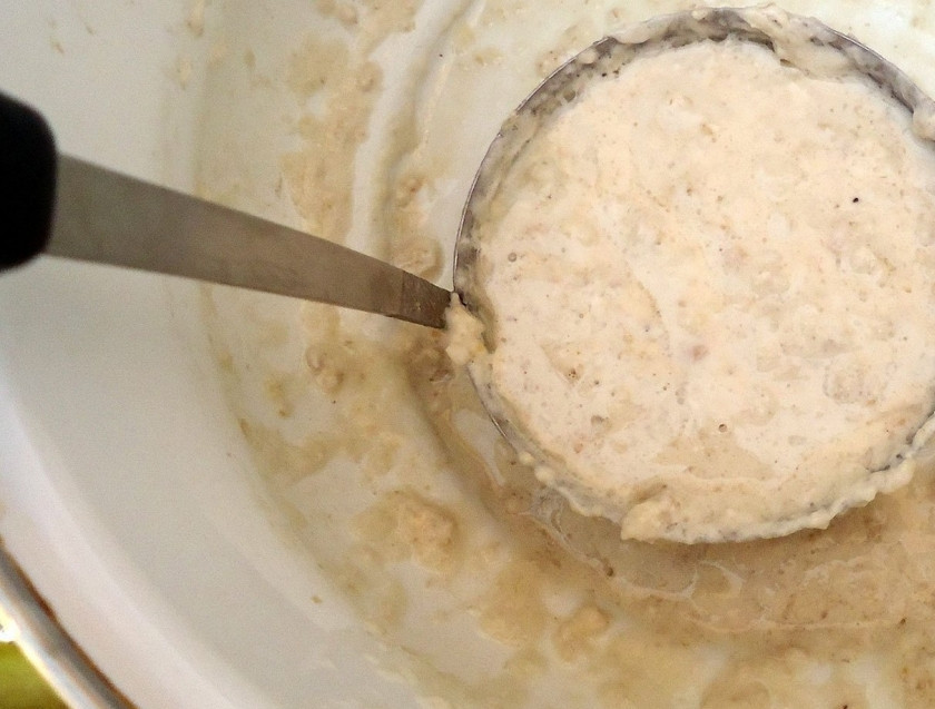 1. Этап. Постные блины из овсяных хлопьев: Набирайте тесто из расчета: по половнику на блин. Жарьте на разогретой сковороде, смазанной маслом растительным.